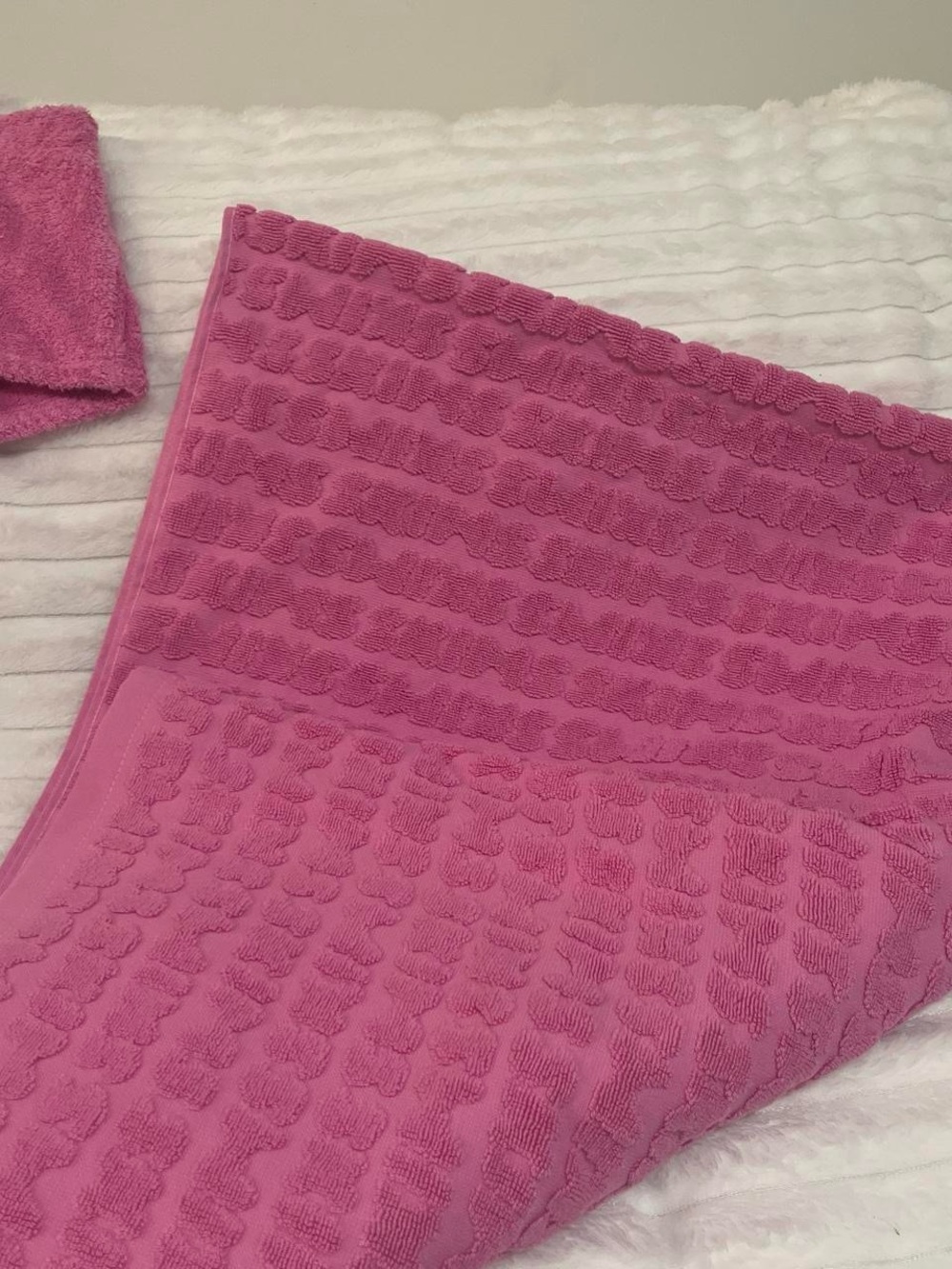 Skims Plush Luxury Thick Towel In Neon Orchard-Brand new